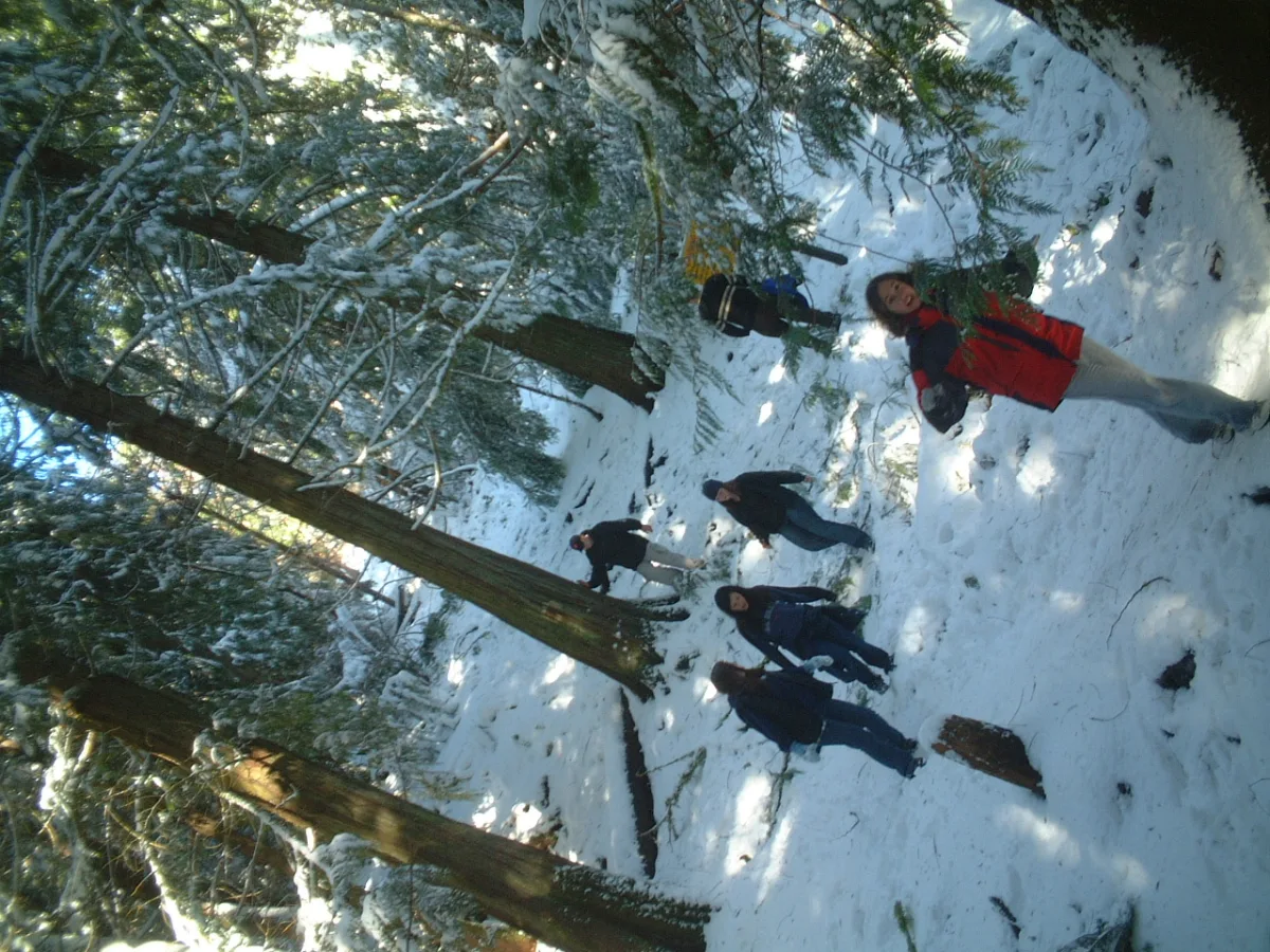 雪の残るマウント・フィンレイソンの登山道を友人たちと歩く