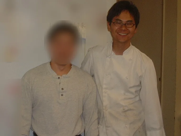2002年4月、日本食レストランEBIZOの厨房に立つスタッフ